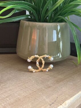 Textured Gold & Pearl Double C Style Brooch – Statement Piece